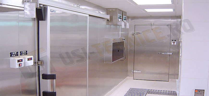 Ușă frigorifică industrială la o cameră de depozitare la rece